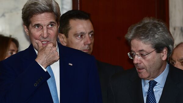 John Kerry (esquerda) e Paolo Gentiloni (direita) antes da coletiva de imprensa em 2 de fevereiro - Sputnik Brasil
