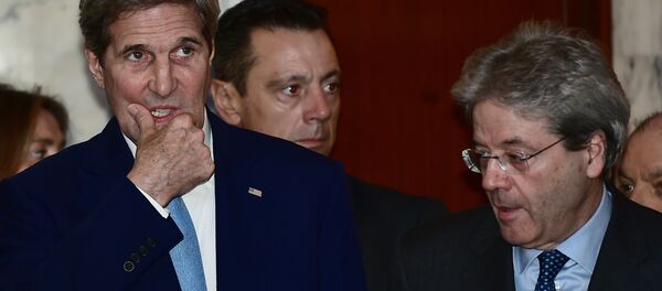 John Kerry (esquerda) e Paolo Gentiloni (direita) antes da coletiva de imprensa em 2 de fevereiro - Sputnik Brasil