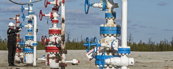 Funcionário de uma empresa petroílfera no local da jazida de óleo Barsukovskoye, distrito autónomo Yamalo-Nenetsky, Rússia - Sputnik Brasil