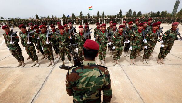 Combatentes curdos iraquianos Peshmerga em cerimônia de graduação de treinamento em Arbil, capital da Região Autônoma do Curdistão, no norte do Iraque. - Sputnik Brasil