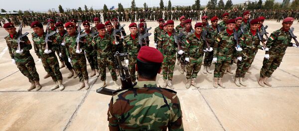 Combatentes curdos iraquianos Peshmerga em cerimônia de graduação de treinamento em Arbil, capital da Região Autônoma do Curdistão, no norte do Iraque. Combatentes curdos iraquianos Peshmerga em cerimônia de graduação de treinamento em Arbil, capital da Região Autônoma do Curdistão, no norte do Iraque. - Sputnik Brasil