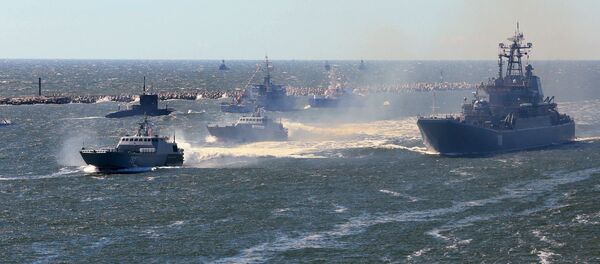 Navios da Marinha da Rússia durante o ensaio da parada militar em comemoração ao Dia da Marinha russa no canal de Baltiysk - Sputnik Brasil
