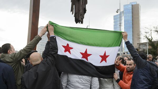 Apoiantes do Comitê Supremo para as Negociações empunham a bandeira da oposição síria, Genebra, Suiça, 2 de fevereiro - Sputnik Brasil