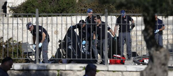 Israeli police officers investigate on the body of one of the reported Palestinian assailants killed during an attack at Damascus Gate, a main entrance to Jerusalem's Old City on February 3, 2016 - Sputnik Brasil