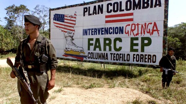 Guerrilha das FARC em frente a um cartaz criticando o Plano Colômbia - Sputnik Brasil