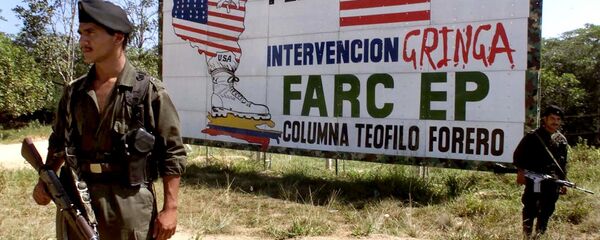 Guerrilha das FARC em frente a um cartaz criticando o Plano Colômbia Guerrilha das FARC em frente a um cartaz criticando o Plano Colômbia - Sputnik Brasil
