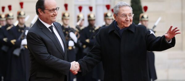Presidente francês Francois Hollande recebe o chefe de Estado de Cuba, Raúl Castro - Sputnik Brasil