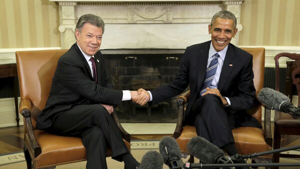 U.S. President Barack Obama shakes hands during a bilateral meeting with Colombia's President Juan Manuel Santos - Sputnik Brasil
