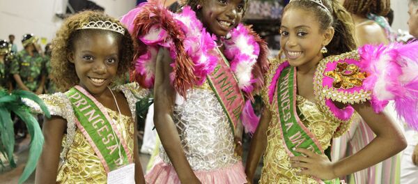 Integrantes da Escola de Samba Mirim Mangueira do Amanhã - Sputnik Brasil