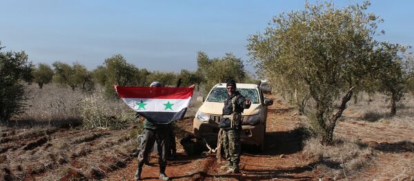 Forças sírias pró-governamentais celebram a quebra do cerco da cidade de Zahraa, Aleppo, Síria, 4 de fevereiro de 2016 - Sputnik Brasil