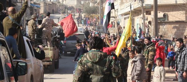 Sírios celebram a quebra do cerco da cidade de Zahraa, Aleppo, Síria, 4 de fevereiro de 2016 - Sputnik Brasil