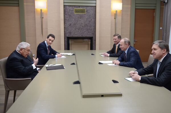 A reunião entre Henry Kissinger e Vladimir Putin. 3 de fevereiro 2016 - Sputnik Brasil