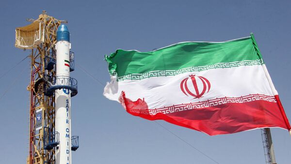 Bandeira iraniana hasteada em frente de foguete portador de satélites iraniano (imagem referencial) - Sputnik Brasil