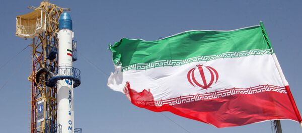 Bandeira iraniana hasteada em frente de foguete portador de satélites iraniano (imagem referencial) - Sputnik Brasil