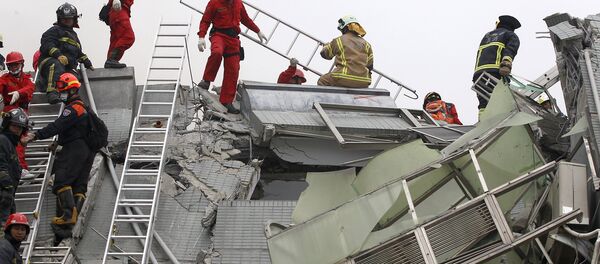 O pessoal de resgate trabalha no local onde um prédio de apartamentos de 17 andares desmoronou após o terremoto em Tainan, sul de Taiwan, 6 de fevereiro de 2016. REUTERS / Pichi Chuang - Sputnik Brasil
