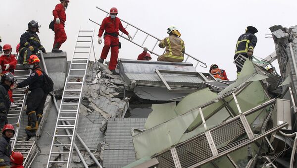O pessoal de resgate trabalha no local onde um prédio de apartamentos de 17 andares desmoronou após o terremoto em Tainan, sul de Taiwan, 6 de fevereiro de 2016. REUTERS / Pichi Chuang - Sputnik Brasil