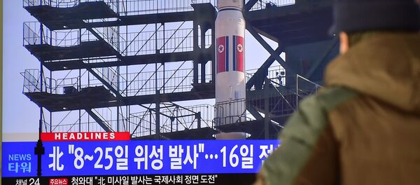 Um homem vê uma reportagem sobre o lançamento do foguete planejado na Coreia do Norte; a televisão mostra imagens de arquivo do foguete da Coreia do Norte Unha-3 que foi lançado em 2012, na estação ferroviária em Seul, em 03 de fevereiro de 2016 - Sputnik Brasil