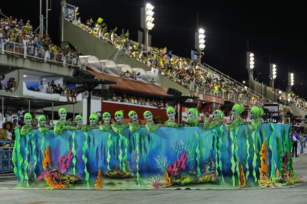 Comissão de frente da Acadêmicos do Cubango, da Série A do Carnaval Carioca, na Marquês de Sapucaí, em 6 de fevereiro de 2016 - Sputnik Brasil