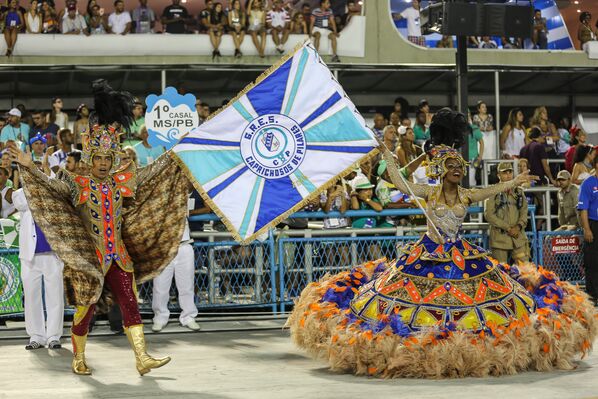 Casal de mestre-sala e porta-bandeira da Caprichosos de Pilares, da Série A do Carnaval Carioca, na Marquês de Sapucaí, em 6 de fevereiro de 2016 - Sputnik Brasil