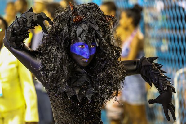 Destaque do Paraíso do Tuiuti, da Série A do Carnaval Carioca, na Marquês de Sapucaí, em 6 de fevereiro de 2016 - Sputnik Brasil