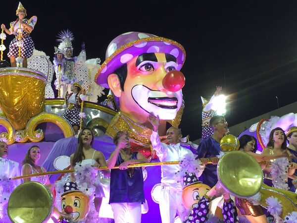 Carro alegórico da Unidos do Porto da Pedra, da Série A do Carnaval Carioca, na Marquês de Sapucaí, em 6 de fevereiro de 2016 - Sputnik Brasil