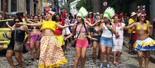 Bloco de rua em Santa Teresa, Rio de Janeiro, Brasil, em 7 de fevereiro de 2016 Bloco de rua em Santa Teresa, Rio de Janeiro, Brasil, em 7 de fevereiro de 2016 - Sputnik Brasil