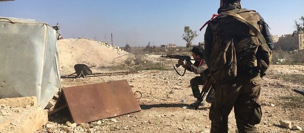 Exército sírio durante a ofensiva perto de povoação Osman na província de Daraa, janeiro de 2016 - Sputnik Brasil