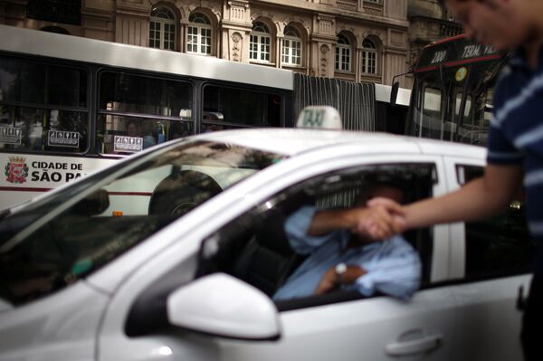 O motorista de um táxi saúda um pedestre perto da praça da Sé, em São Paulo (foto de arquivo) - Sputnik Brasil