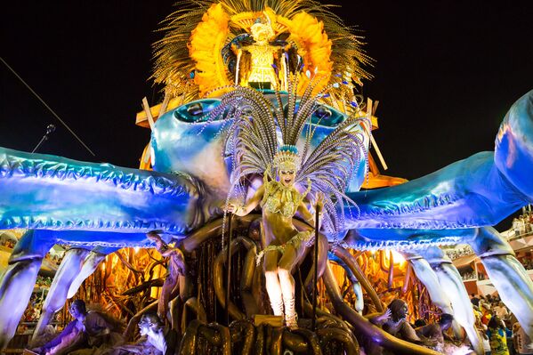 Carro alegórico da Vila Isabel no Carnaval 2016 - Sputnik Brasil