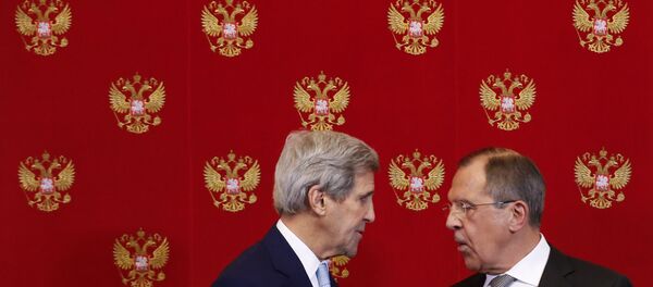 John Kerry, Secretário de Estado norte-americano, e Sergei Lavrov, ministro das Relações Exteriores russo, durante a conferência de imprensa em Kremlin, Moscou, 15 de dezembro de 2016 - Sputnik Brasil