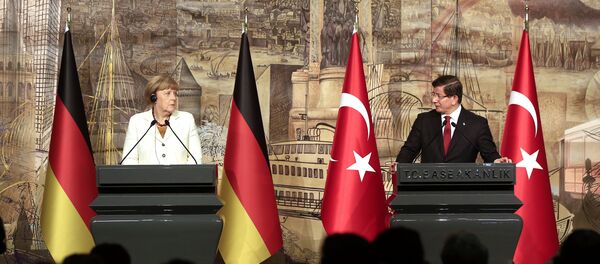 Ahmet Davutoglu, primeiro-ministro da Turquia, e Angela Merkel, chanceler da Alemanha, em Istambul (18 de outubro de 2015) Ahmet Davutoglu, primeiro-ministro da Turquia, e Angela Merkel, chanceler da Alemanha, em Istambul (18 de outubro de 2015) - Sputnik Brasil