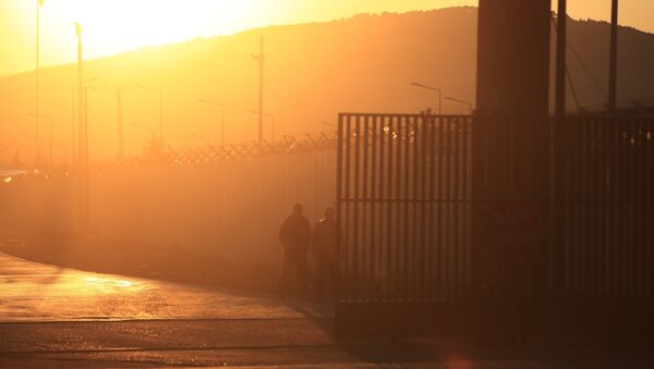 Fronteira turco-síria, fechada do lado turco, na madrugada da segunda-feira, dia 8 - Sputnik Brasil