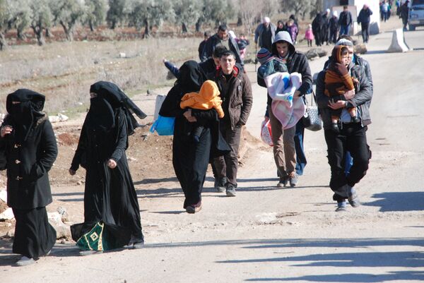 Refugiados com crianças no distrito de Afrin, Curdistão sírio, 11 de fevereiro de 2016 - Sputnik Brasil