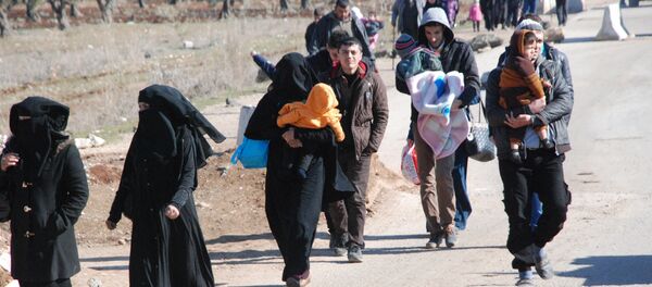 Refugiados com crinaças no distrito de Afrin, Curdistão sírio, 11 de fevereiro de 2016 - Sputnik Brasil