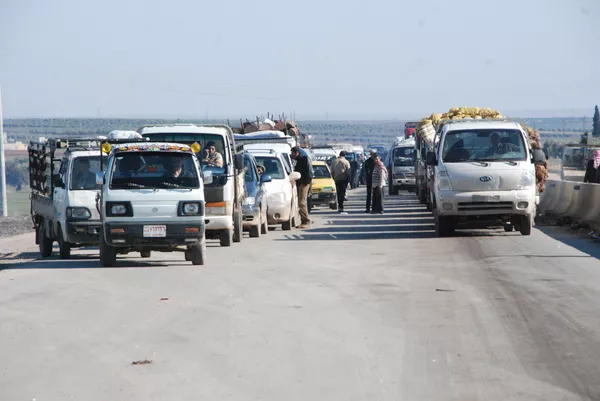Carros dos refugiados na estrada no distrito de Afrin, Curdistão sírio, 11 de fevereiro de 2016 Carros dos refugiados na estrada no distrito de Afrin, Curdistão sírio, 11 de fevereiro de 2016 - Sputnik Brasil