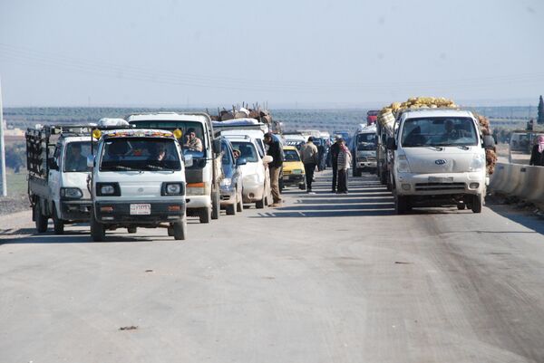 Carros dos refugiados na estrada no distrito de Afrin, Curdistão sírio, 11 de fevereiro de 2016 - Sputnik Brasil