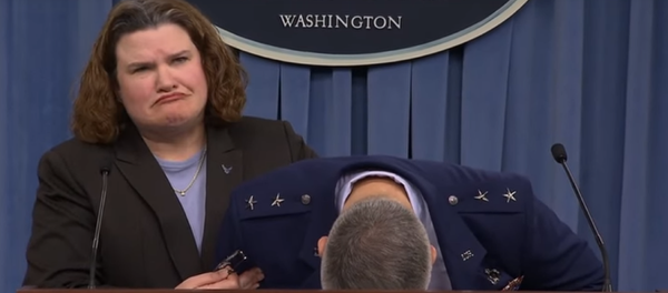 General da Força Aérea dos EUA desmaia durante briefing General da Força Aérea dos EUA desmaia durante briefing - Sputnik Brasil