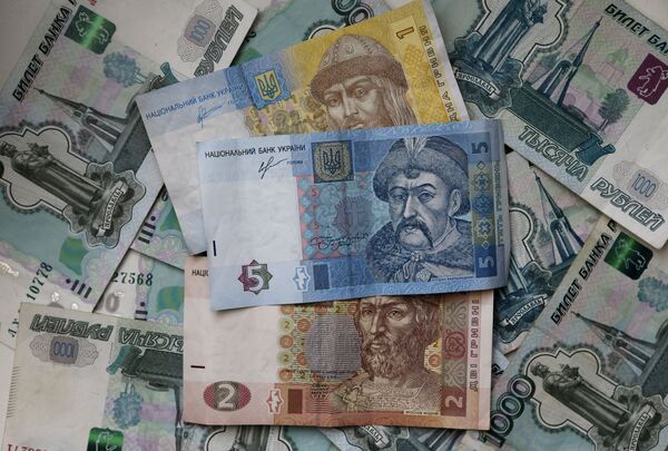 Rublos russos e hrivnias ucranianas - Sputnik Brasil