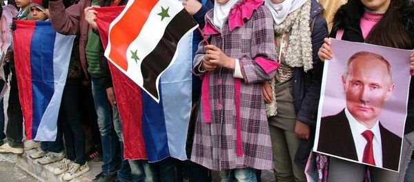 Jovens sírios fazem fila na cidade de Kessab para obter ajuda humanitária russa - Sputnik Brasil