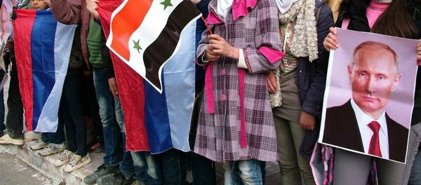 Jovens sírios fazem fila em Kessab aguardando ajuda humanitária russa - Sputnik Brasil