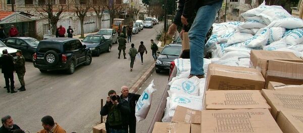 Militares descargam ajuda humanitária do caminhão - Sputnik Brasil