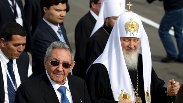 Patriarch Kirill, the head of the Russian Orthodox Church (R), walks beside Cuba's President Raul Castro after his arrival at the Jose Marti International Airport in Havana, February 11, 2016. - Sputnik Brasil