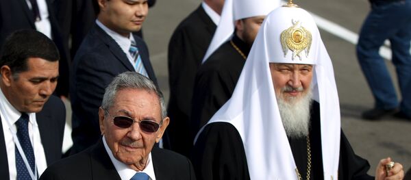 Patriarch Kirill, the head of the Russian Orthodox Church (R), walks beside Cuba's President Raul Castro after his arrival at the Jose Marti International Airport in Havana, February 11, 2016. - Sputnik Brasil