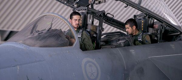 Pilotos sauditas a bordo de caça integrante da coalizão liderada pelos EUA contra o Daesh (foto de arquivo) - Sputnik Brasil