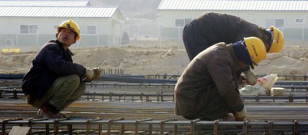 Trabalhadores norte-coreanos constroem uma fábrica no Complexo Industrial de Kaesong, ao norte da fronteira coreana, a Coreia do Norte (foto de arquivo) - Sputnik Brasil