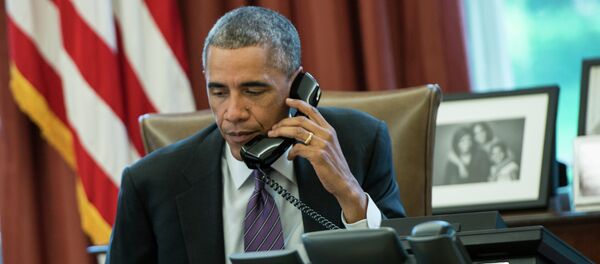 O presidente dos EUA, Barack Obama, fala ao telefone na Casa Branca - Sputnik Brasil