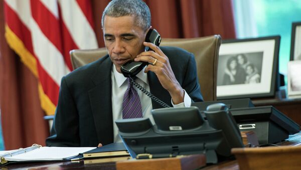 US President Barack Obama speaks on the phone in the Oval Office of the White House - Sputnik Brasil