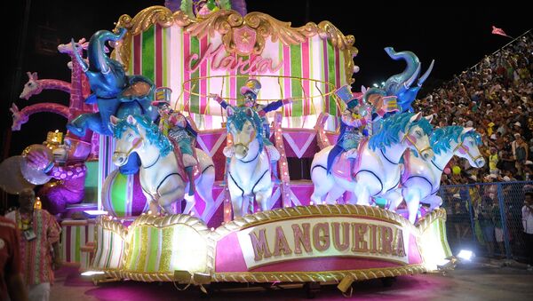Mangueira, campeã do carnaval carioca, toma a Sapucaí no Desfile das Campeãs - Sputnik Brasil