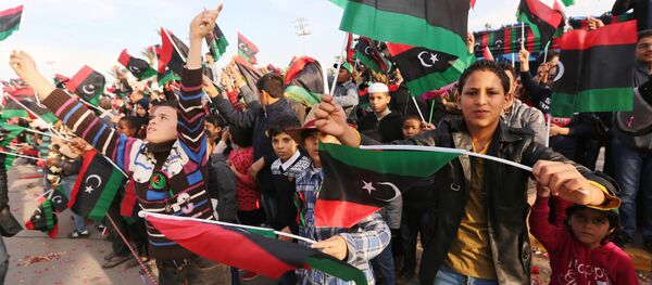 Cidadãos líbios agitam bandeiras nacionais da Líbia durante a demonstração em comemoração ao 64 aniversário de independência do país, Tripoli, Líbia, 25 de dezembro de 2015 - Sputnik Brasil