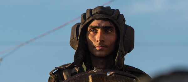 Soldados sírios sobre um veículo autopropulsado de artilharia na fronteira turco-síria perto de cidade de Kesab, Síria, 10 de fevereiro de 2016 - Sputnik Brasil